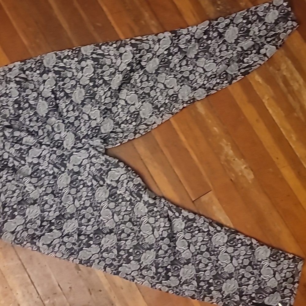 Soho Apparel Size 20 Floral Gray White Stretch Ankle Pants Zip Feature